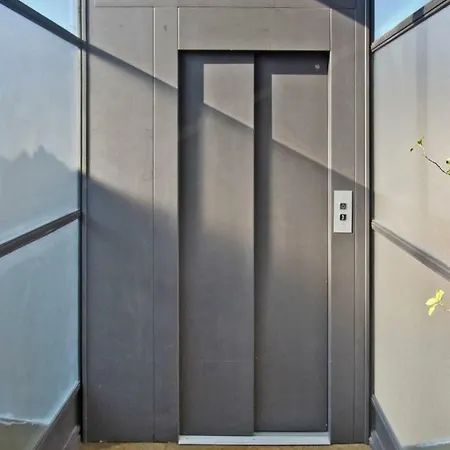 Central Elegant 150sqm Apt + 2 Bathrooms + Garage Apartment