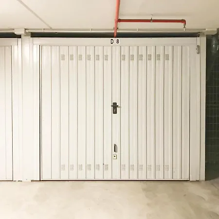 Central Elegant 150sqm Apt + 2 Bathrooms + Garage 公寓