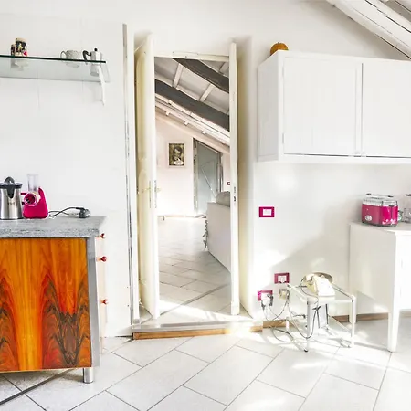 Central Elegant 150sqm Apt + 2 Bathrooms + Garage 公寓 *