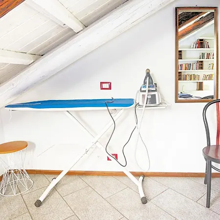 Central Elegant 150sqm Apt + 2 Bathrooms + Garage 公寓