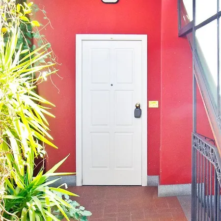 Central Elegant 150sqm Apt + 2 Bathrooms + Garage *