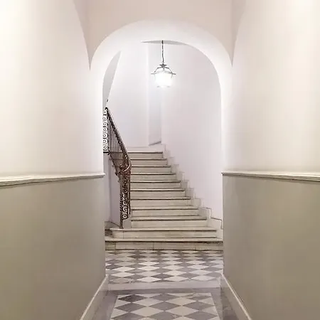 公寓 Central Elegant 150sqm Apt + 2 Bathrooms + Garage *